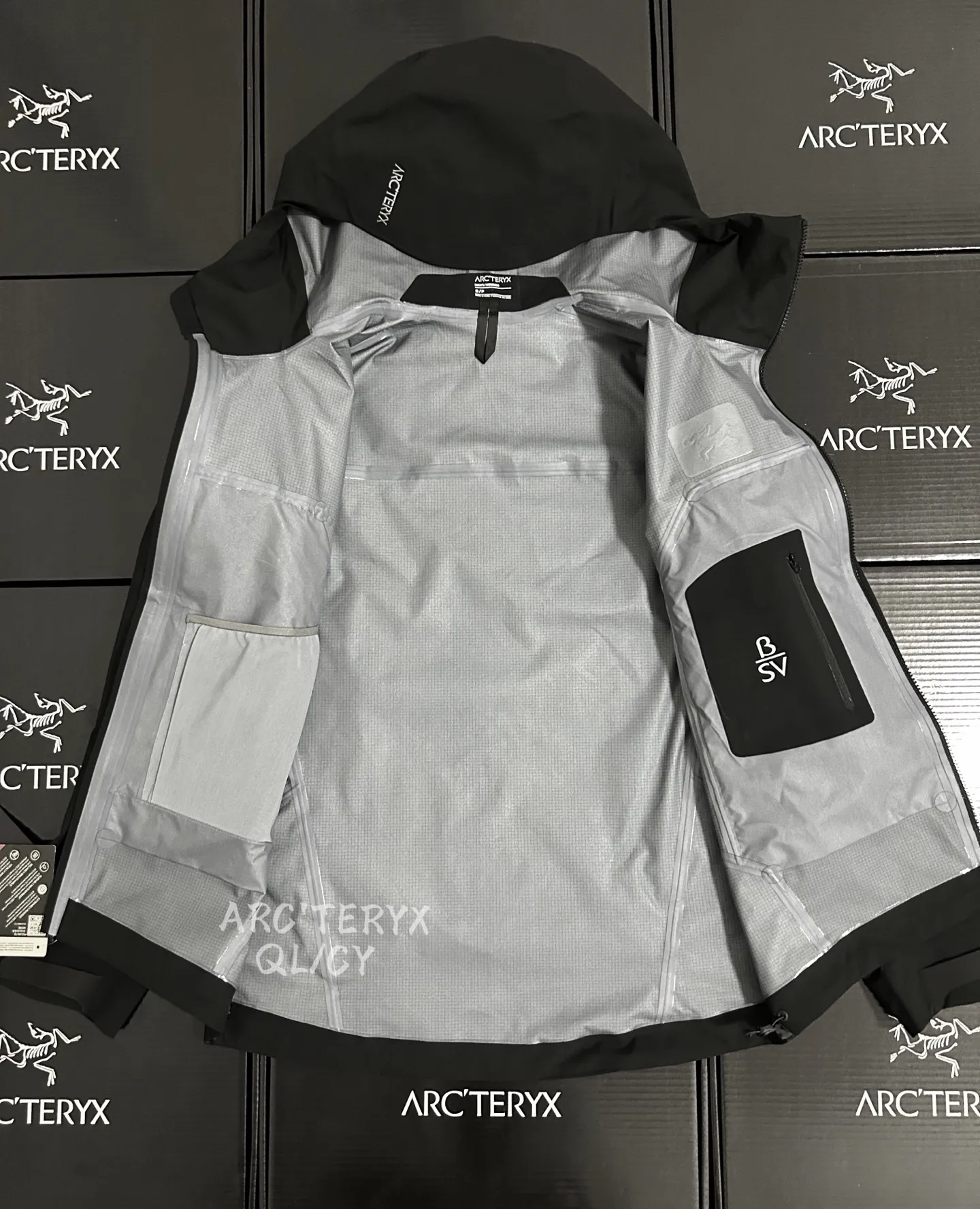 B 01 ARC/BETA SV（2026New Arrival）Black ！ ！ Beta SV Wear-Resistant ：2026New Arrival 100D 3L GORE-TEX Pro e PE ， Wear-Resistant， 。 MICRO-GRID® ， Breathable 。 ： Beta Series ， ， ， 。 Storm Hood™ 、 ， WATERTIGHT ， 。 RECCO® ， 。 ， 。 Beta SV ，Severe Weather 。 GORE-TEX Pro e PE Breathable ， 100D ， Wear-Resistant， 、 、 。 、 RECCO ， ； 、 、 Breathable ， 、 ， 。 ， ， ， 。 ， 。 、 ， 。 Beta SV， 。 Breathable ， ， ， 。 ， ， 。 ：Black， ， ，